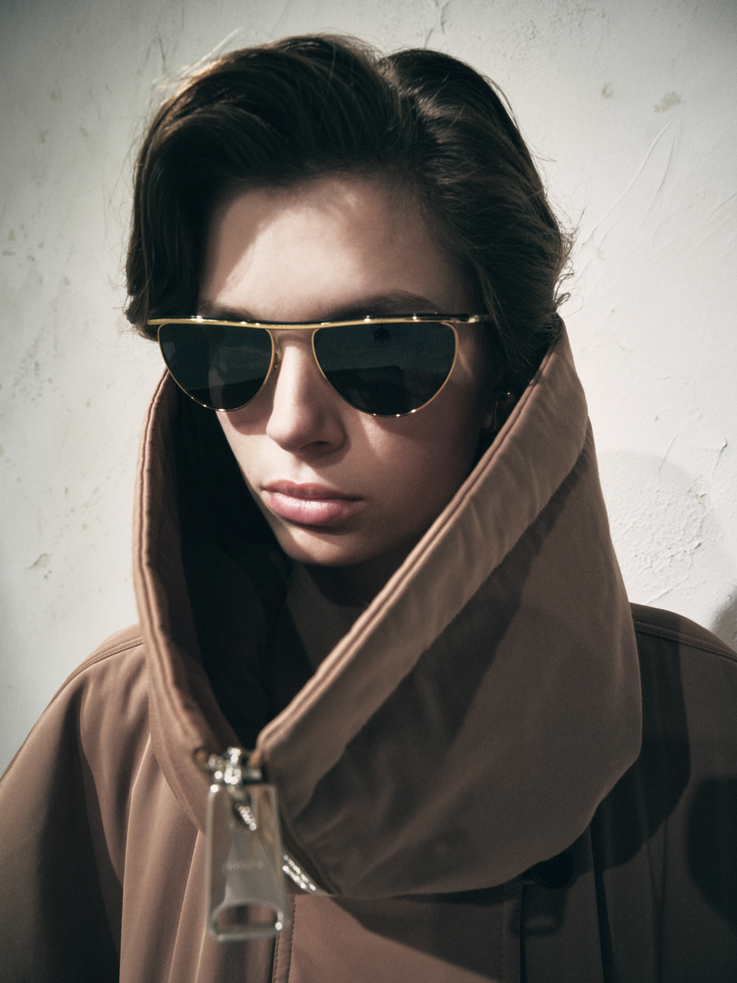 Oliver peoples y Khaite presentan un nuevo capítulo para miradas exigentes.
